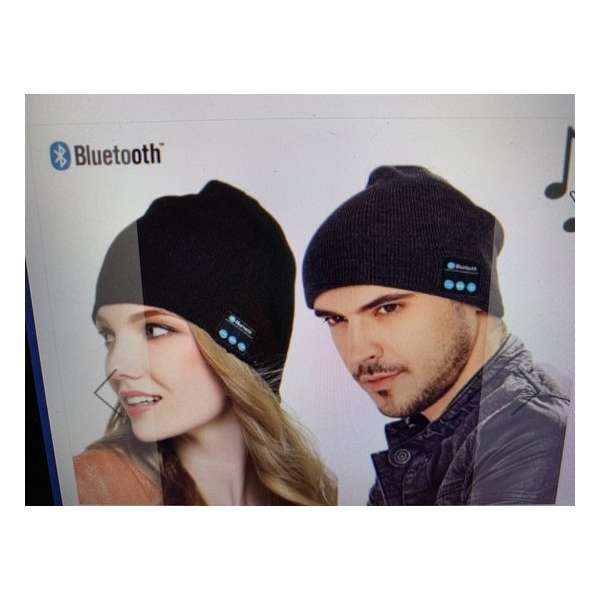 Zwarte Beanie Muts met ingebouwde Bluetooth koptelefoon.